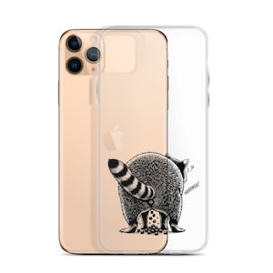 Peut inclure: Une coque de téléphone transparente avec une illustration en noir et blanc d'un raton laveur vu de dos, semblant déféquer de petites sphères sombres. Le texte HRRRNGH! est imprimé à côté du raton laveur. La coque est sur un smartphone doré.