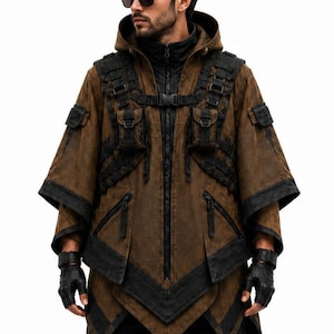 Può includere: Un poncho marrone con cappuccio e finiture nere, dotato di cerniera frontale, tasche multiuso e cinghie nere integrate. Il capo presenta un colletto alto, maniche corte e un design a strati con dettagli in stile tattico.