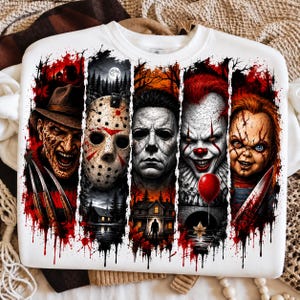 Puede incluir: Una sudadera blanca con un estampado gráfico de cinco personajes de películas de terror dispuestos en paneles verticales. El diseño incluye a Freddy Krueger, una máscara de hockey, Michael Myers, Pennywise el payaso con un globo rojo y Chucky.