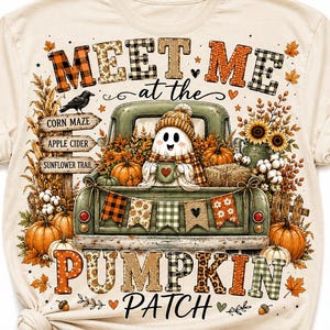 Könnte beinhalten: Ein cremefarbenes T-Shirt mit einer Grafik eines Geistes mit Strickmütze, der in einem grünen Pickup sitzt. Der Text lautet MEET ME at the PUMPKIN PATCH, mit Schildern für CORN MAZE, APPLE CIDER und SUNFLOWER TRAIL, umgeben von herbstlichem Dekor.