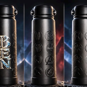 Peut inclure: Une bouteille d'eau cylindrique noir mat ornée d'un motif répétitif d'icônes de super-héros circulaires en relief. Le nom BEN est affiché verticalement en grandes lettres métalliques à la texture d'éclair sur le devant.