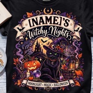 Peut inclure: Un t-shirt noir avec un motif représentant un chat noir portant un chapeau de sorcière violet, entouré d'une citrouille, d'une boule de cristal, de livres et d'un château. Le texte indique [NAME]'S Witchy Nights et MOONLIGHT MAGIC HALLOWEEN.