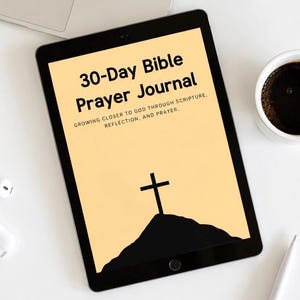 Può includere: Un tablet che mostra la copertina di un diario di preghiera biblica di 30 giorni con sfondo giallo chiaro, una silhouette nera di una collina con una croce sopra e il testo: 30-Day Bible Prayer Journal, Growing closer to God through scripture, reflection, and prayer.