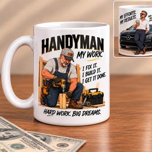 Peut inclure: Un mug en céramique blanche illustré d'un bricoleur agenouillé utilisant une perceuse, avec le texte "HANDYMAN MY WORK. I FIX IT. I BUILD IT. I GET IT DONE. HARD WORK. BIG DREAMS." L'encart montre un homme appuyé contre une voiture avec le texte "MY EFFORTS. MY RESULTS. SAME HANDS. BIGGER OPPORTUNITIES."