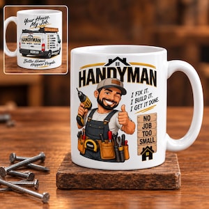 Peut inclure: Un mug en céramique blanc illustré d'un homme à tout faire en dessin animé avec une ceinture à outils et une perceuse. Le texte indique : HANDYMAN, I FIX IT. I BUILD IT. I GET IT DONE. NO JOB TOO SMALL. Un encart montre une camionnette blanche.
