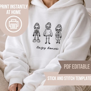 Könnte beinhalten: Ein weißer Kapuzenpullover mit einer schwarzen Strichgrafik von drei Figuren mit Skelettkörpern und menschlichen Köpfen, darunter der Text "lazy bones". Das Bild enthält die Texteinblendungen "PRINT INSTANTLY AT HOME" und "PDF EDITABLE STICK AND STITCH TEMPLATES."