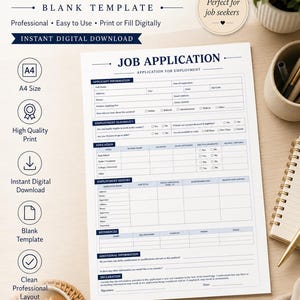 Può includere: Un modello di domanda di lavoro in formato A4 bianco con intestazioni e testo blu scuro. Il documento include sezioni per le informazioni sul candidato, l'idoneità all'impiego, l'istruzione, la storia lavorativa, le referenze e una dichiarazione.