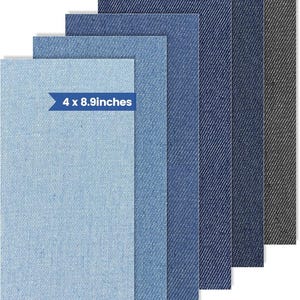 Puede incluir: Un conjunto de seis muestras de tela rectangulares dispuestas en una pila en cascada, con un degradado de colores denim desde el azul claro hasta el gris carbón oscuro. Cada pieza mide 4 x 8.9 pulgadas, según indica la etiqueta azul.