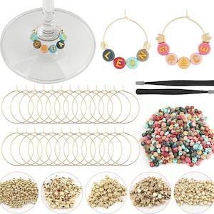 Puede incluir: Un kit de dijes para copas de vino con aros de metal dorado, dos pinzas negras y un gran surtido de cuentas de letras coloridas y cuentas espaciadoras metálicas. El conjunto incluye ejemplos de dijes personalizados con los nombres Jordan, Leon y Grace.
