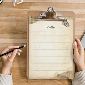 Peut inclure: Un presse-papier en bois marron tenant une feuille de papier au style vintage avec le mot Notes imprimé en haut. Le papier présente des lignes horizontales, une illustration de papillon dans le coin supérieur droit et des motifs de timbres.