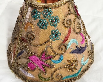 Lámpara de pantalla de seda para jardín, colorida, estilo vintage, boho, indie, con cuentas, 12,7 cm de alto, 12,7 cm de ancho, difícil de encontrar.