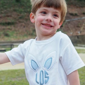Camisa de Pascua para niños pequeños: camisa con orejas de conejo con monograma para niños pequeños y pantalones cortos de cuadros azules claros, atuendo con fotos de Pascua imagen 1