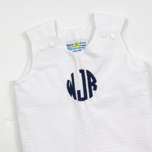Biały kombinezon chrzcielny z monogramem seersucker dla niemowląt lub małych chłopców - Block Circle Monogram Personalizowane poświęcenie chrztu Shortall