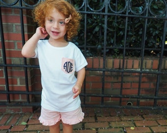 女の子用モノグラムポケットTシャツ - ピンクギンガムフリルショーツ - ベビーガールショーツ衣装 - 幼児女の子の誕生日衣装 - パーソナライズセット