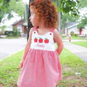 Vestido de manzana para el primer día de clases - Conjunto personalizado para niñas para el regreso a clases - Vestido de punto de cruz con pechera de cuadros rojos para el primer día de preescolar -