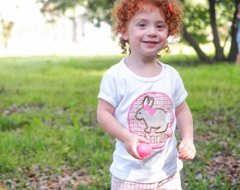 Camisa de conejo de Pascua con pantalones cortos rosas de volantes Gingham - Conjunto de trajes de Pascua personalizados para bebés o niñas pequeñas - Conejo de Pascua