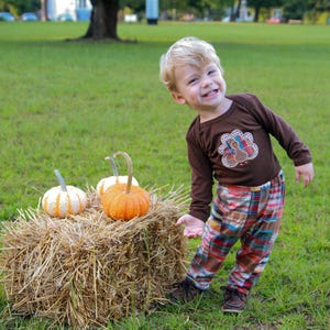 Baby Jungen Thanksgiving Outfit Türkei Applikationen Shirt Jungen Türkei Outfit Türkei Shirt Hosen Set passende Hosen Set Madras Hosen Set Bild 1