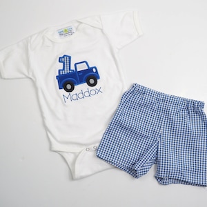 1. Geburtstag Shirt - Blauer LKW Erstes Geburtstags-Outfit - Monogramm Geburtstags-Outfit - Kleiner Jungen-Truck-Shirt - Königsblaue Gingham Shorts
