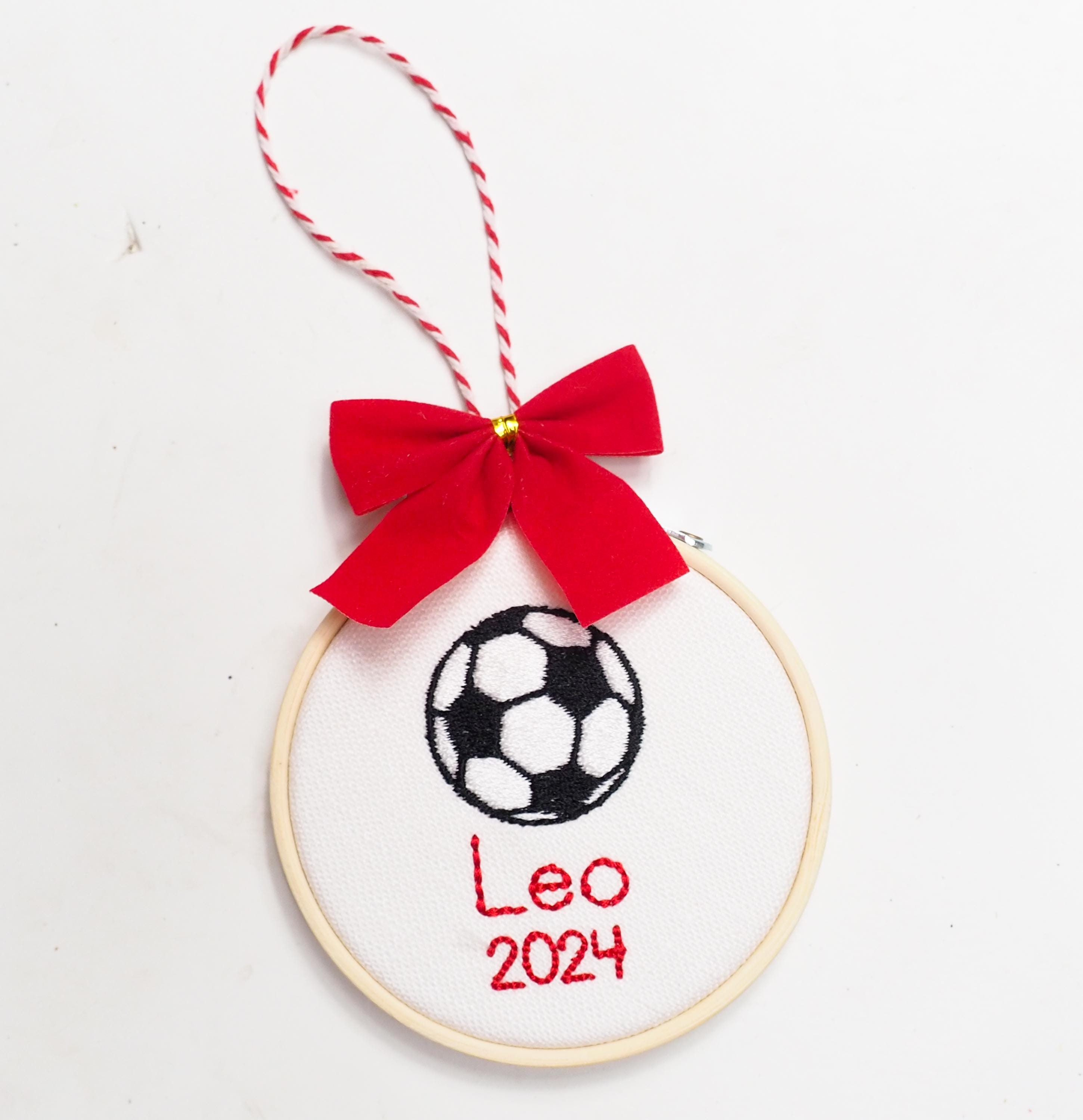Hallmark Keepsake Ornamento Di Natale 2024 – Soccer Star, Pallone E Tacchetti, 7,5 Cm, Regalo Per Appassionati Di Calcio