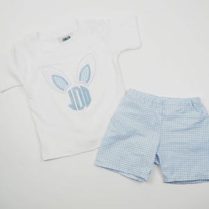 Camisa de Pascua para niños pequeños: camisa con orejas de conejo con monograma para niños pequeños y pantalones cortos de cuadros azules claros, atuendo con fotos de Pascua imagen 3