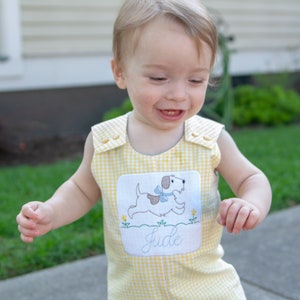 Conjunto Jon Jon de verano para niño: mono corto reversible de cuadros vichy y seersucker, con monograma y aplique de cachorro de león para bebés o niños pequeños. imagen 7