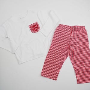 Personalisiertes herzförmiges Anfangstaschen-T-Shirt - monogrammiertes adrettes Valentinstags-Outfit - Hosen- und Hemdenset für kleine Jungen zum Valentinstag Bild 4
