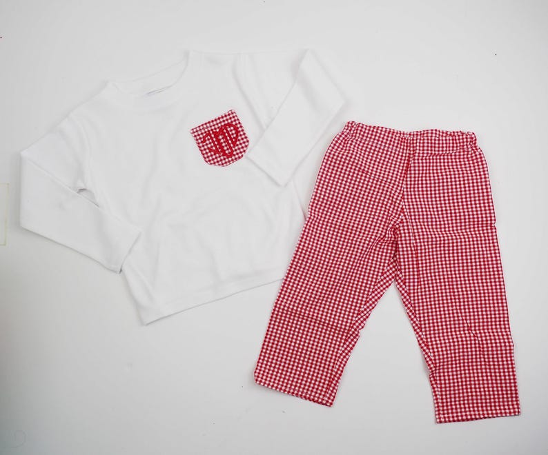Personalisiertes herzförmiges Anfangstaschen-T-Shirt - monogrammiertes adrettes Valentinstags-Outfit - Hosen- und Hemdenset für kleine Jungen zum Valentinstag Bild 4