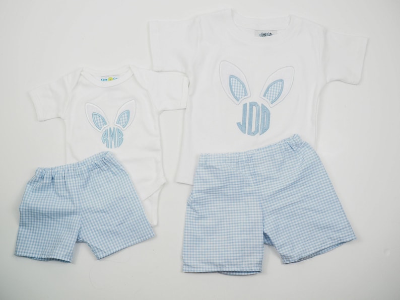 Camisa de Pascua para niños pequeños: camisa con orejas de conejo con monograma para niños pequeños y pantalones cortos de cuadros azules claros, atuendo con fotos de Pascua imagen 7