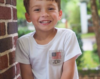 Maglietta e pantaloncini con tasca con bandiera americana per bambini piccoli - Outfit perfetto per il 4 luglio con pantaloncini in lino abbinati per bambini piccoli o neonati