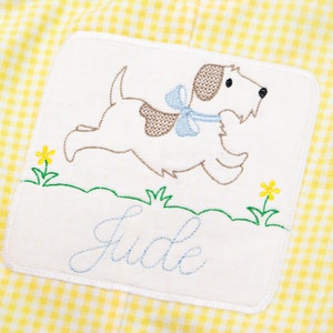 Conjunto Jon Jon de verano para niño: mono corto reversible de cuadros vichy y seersucker, con monograma y aplique de cachorro de león para bebés o niños pequeños. imagen 5