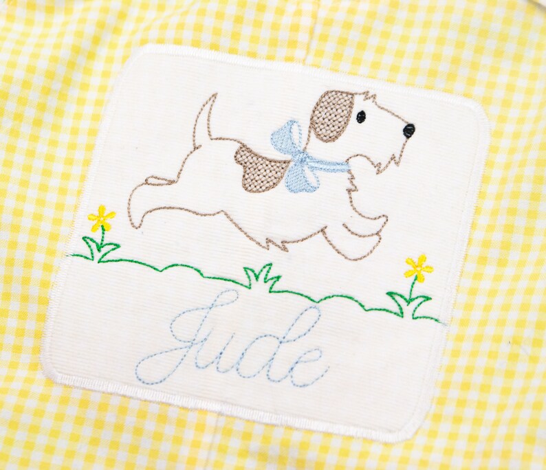 Conjunto Jon Jon de verano para niño: mono corto reversible de cuadros vichy y seersucker, con monograma y aplique de cachorro de león para bebés o niños pequeños. imagen 5