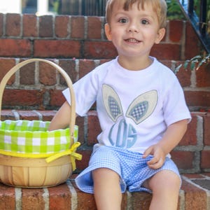 Camisa de Pascua para niños pequeños: camisa con orejas de conejo con monograma para niños pequeños y pantalones cortos de cuadros azules claros, atuendo con fotos de Pascua imagen 2