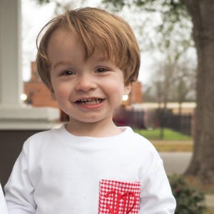 Personalisiertes herzförmiges Anfangstaschen-T-Shirt - monogrammiertes adrettes Valentinstags-Outfit - Hosen- und Hemdenset für kleine Jungen zum Valentinstag Bild 1
