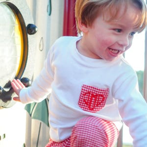 Personalisiertes herzförmiges Anfangstaschen-T-Shirt - monogrammiertes adrettes Valentinstags-Outfit - Hosen- und Hemdenset für kleine Jungen zum Valentinstag Bild 2