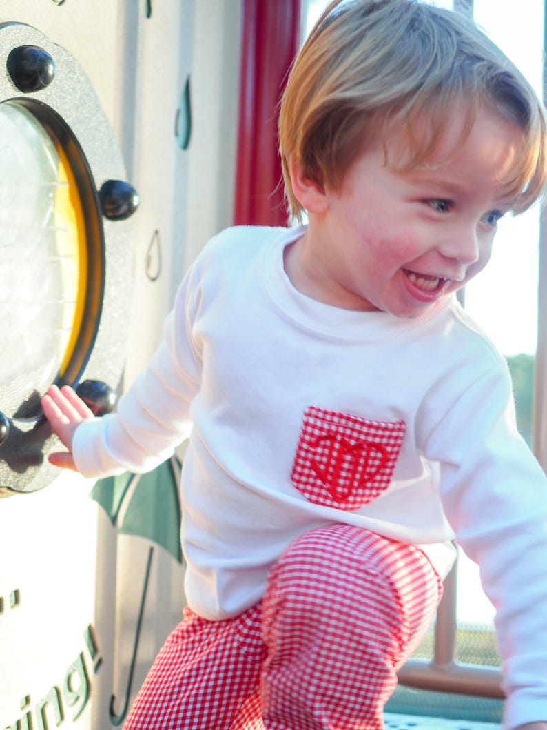 Personalisiertes herzförmiges Anfangstaschen-T-Shirt - monogrammiertes adrettes Valentinstags-Outfit - Hosen- und Hemdenset für kleine Jungen zum Valentinstag Bild 2