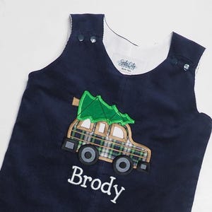 Mono navideño para niño con aplique de árbol de Navidad en camioneta, personalizado, sobre una bata larga de pana azul marino