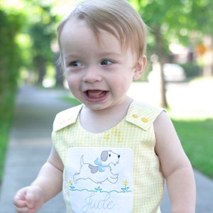 Conjunto Jon Jon de verano para niño: mono corto reversible de cuadros vichy y seersucker, con monograma y aplique de cachorro de león para bebés o niños pequeños. imagen 8