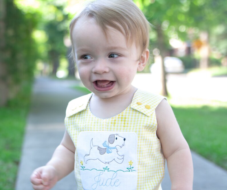 Conjunto Jon Jon de verano para niño: mono corto reversible de cuadros vichy y seersucker, con monograma y aplique de cachorro de león para bebés o niños pequeños. imagen 8
