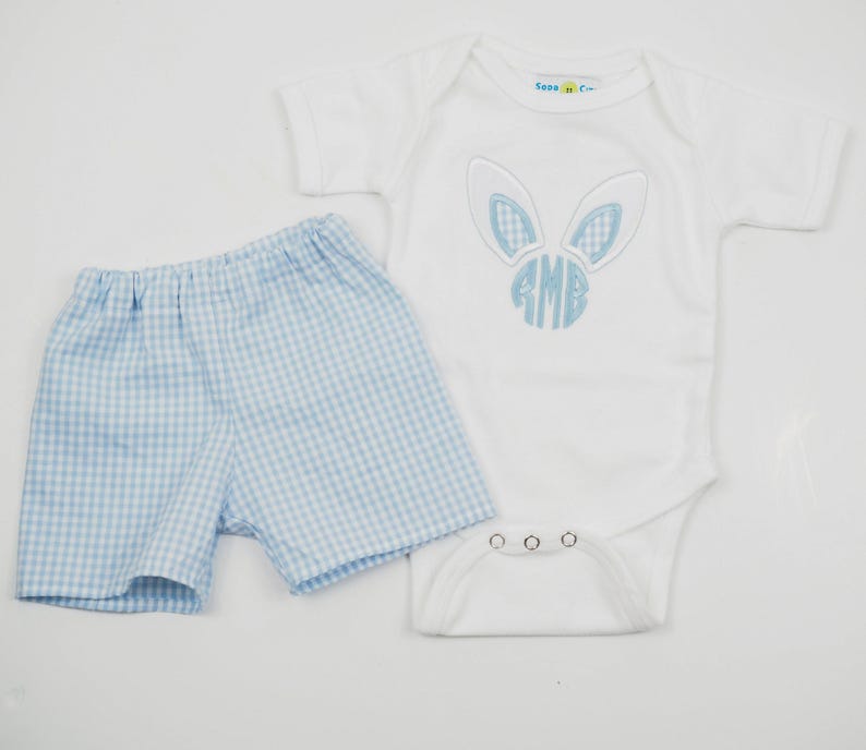 Camisa de Pascua para niños pequeños: camisa con orejas de conejo con monograma para niños pequeños y pantalones cortos de cuadros azules claros, atuendo con fotos de Pascua imagen 5