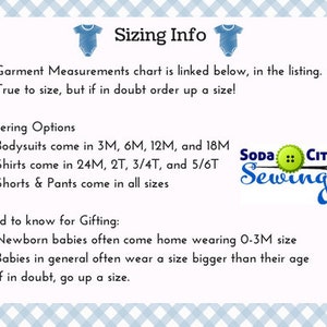 Op de afbeelding: Maatinformatie voor babykleding. Rompers zijn verkrijgbaar in de maten 3M, 6M, 12M en 18M. Shirts zijn verkrijgbaar in de maten 24M, 2T, 3/4T en 5/6T. Shorts en broeken zijn verkrijgbaar in alle maten. De tekst "Soda City Sewing" staat in de rechterbenedenhoek van de afbeelding.