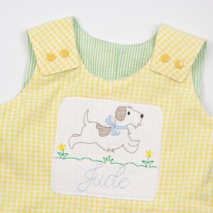 Conjunto Jon Jon de verano para niño: mono corto reversible de cuadros vichy y seersucker, con monograma y aplique de cachorro de león para bebés o niños pequeños. imagen 6