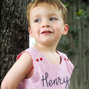 Geborduurde gepersonaliseerde rode Seersucker shortall - jongensoutfit met monogram voor speciale gelegenheden