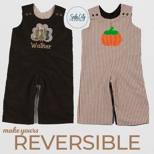 Puede incluir: Pantalón vaquero reversible de pana marrón con una aplicación de pavo y el nombre "Walker" bordado en la parte delantera. El otro lado presenta un patrón de cuadros marrones y blancos con una aplicación de calabaza.