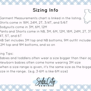 Op de afbeelding: Maatinformatie voor babykleding, inclusief shirts, rompers, broeken en shorts. De tabel geeft maten van pasgeborenen tot 6T. Er worden ook cadeautips gegeven, die suggereren dat baby's en peuters vaak een maat groter dragen dan hun leeftijd.