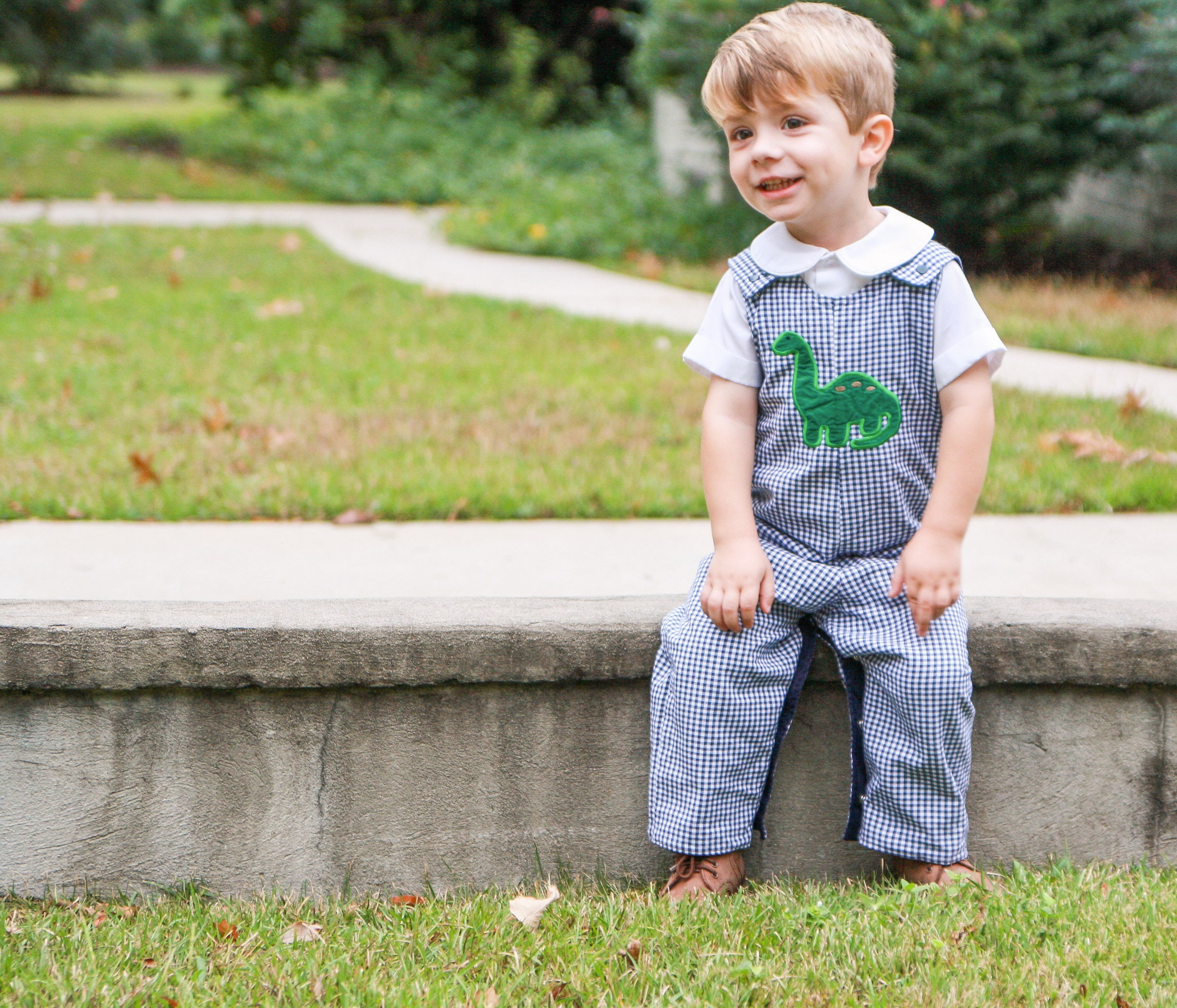 2-piece Toddler Boy Long-sleeve White T-shirt and Button Design Dinosaur Print Overalls Set