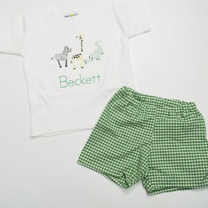 男の子用ショートパンツ アウトフィット - 動物園の動物の T シャツ - 幼児用男の子用ショートパンツ - グリーンのギンガム ショーツ - 渦巻き模様の動物の刺繍入りシャツ - 幼児用男の子用シャツ 画像 6