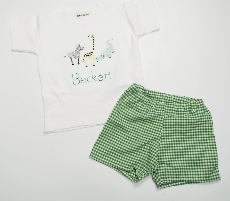 男の子用ショートパンツ アウトフィット - 動物園の動物の T シャツ - 幼児用男の子用ショートパンツ - グリーンのギンガム ショーツ - 渦巻き模様の動物の刺繍入りシャツ - 幼児用男の子用シャツ 画像 6
