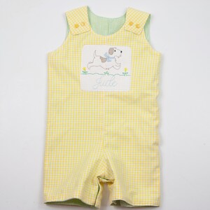Conjunto Jon Jon de verano para niño: mono corto reversible de cuadros vichy y seersucker, con monograma y aplique de cachorro de león para bebés o niños pequeños. imagen 4