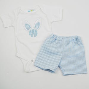 Camisa de Pascua para niños pequeños: camisa con orejas de conejo con monograma para niños pequeños y pantalones cortos de cuadros azules claros, atuendo con fotos de Pascua imagen 6