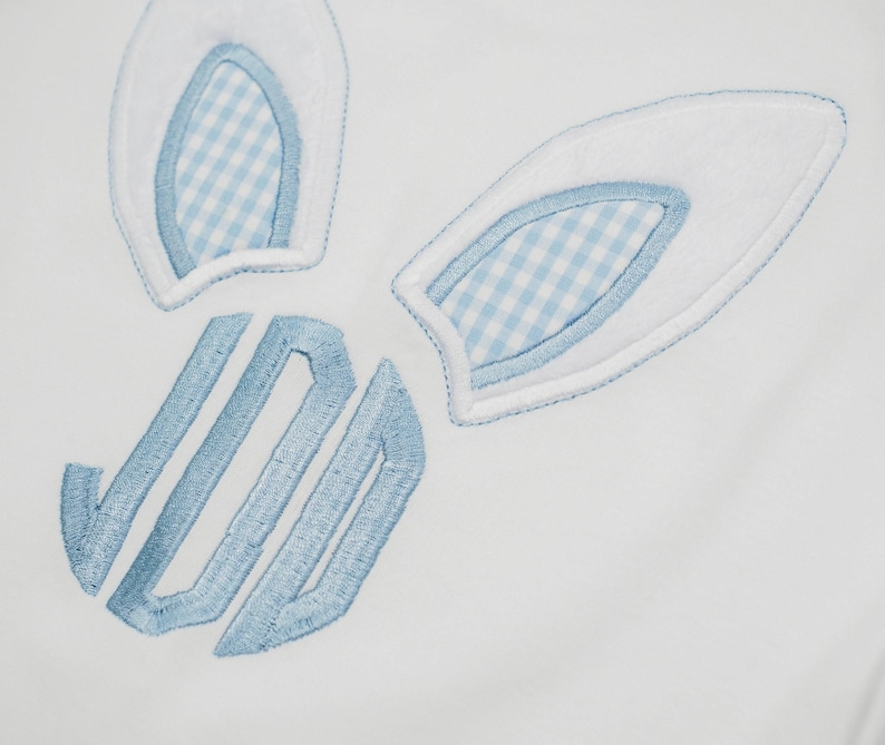 Camisa de Pascua para niños pequeños: camisa con orejas de conejo con monograma para niños pequeños y pantalones cortos de cuadros azules claros, atuendo con fotos de Pascua imagen 4